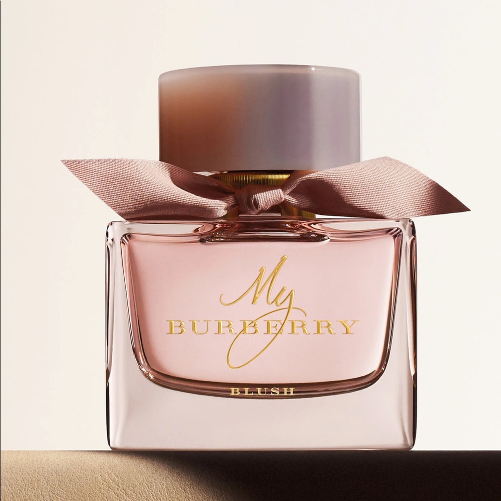 pomegranate fused & vibrant lemon. Delicate rose petal,crisp apple, jasmine.
